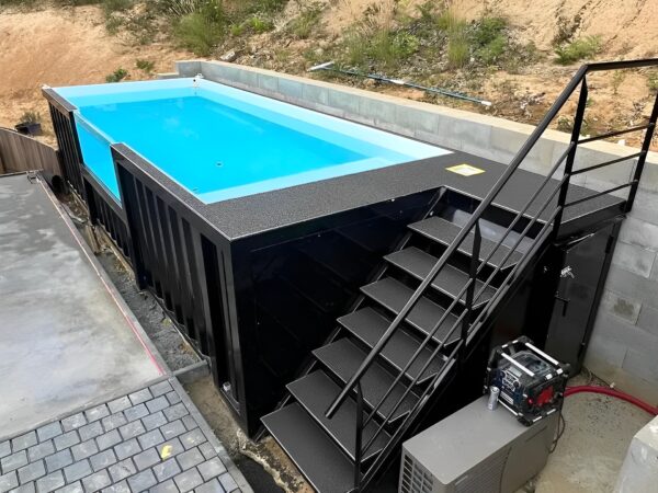 Piscina construida a partir de un contenedor marítimo de 20 pies